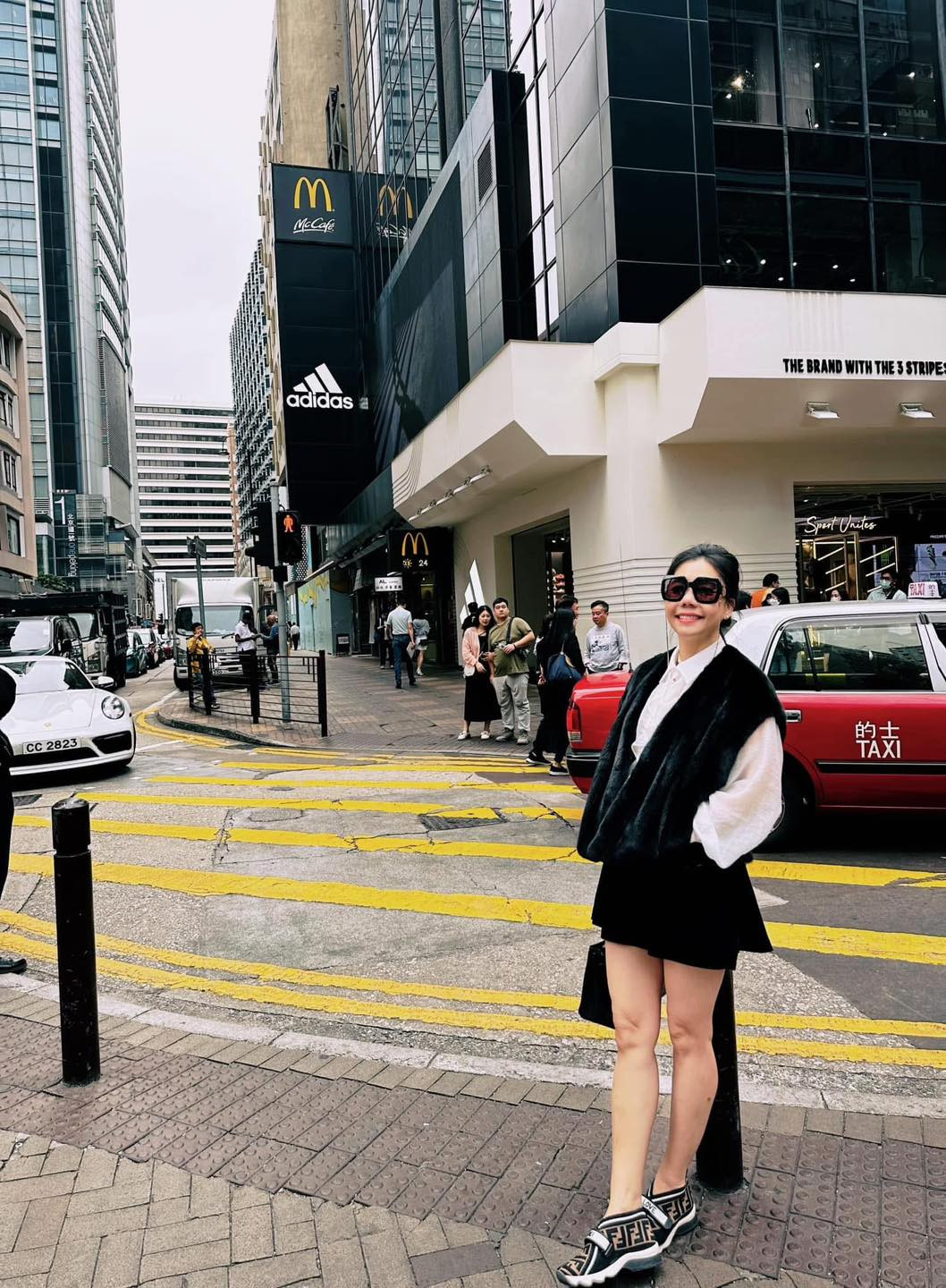 Mẹ nhân viên bán cà phê bị tổng tài hành hung U60 cực trẻ trung gu thời trang đẳng cấp chuẩn phú bà đời thực