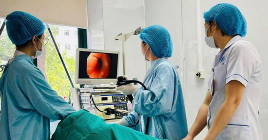 Người phụ nữ trẻ cấp cứu vì thường xuyên thức khuya lướt điện thoại