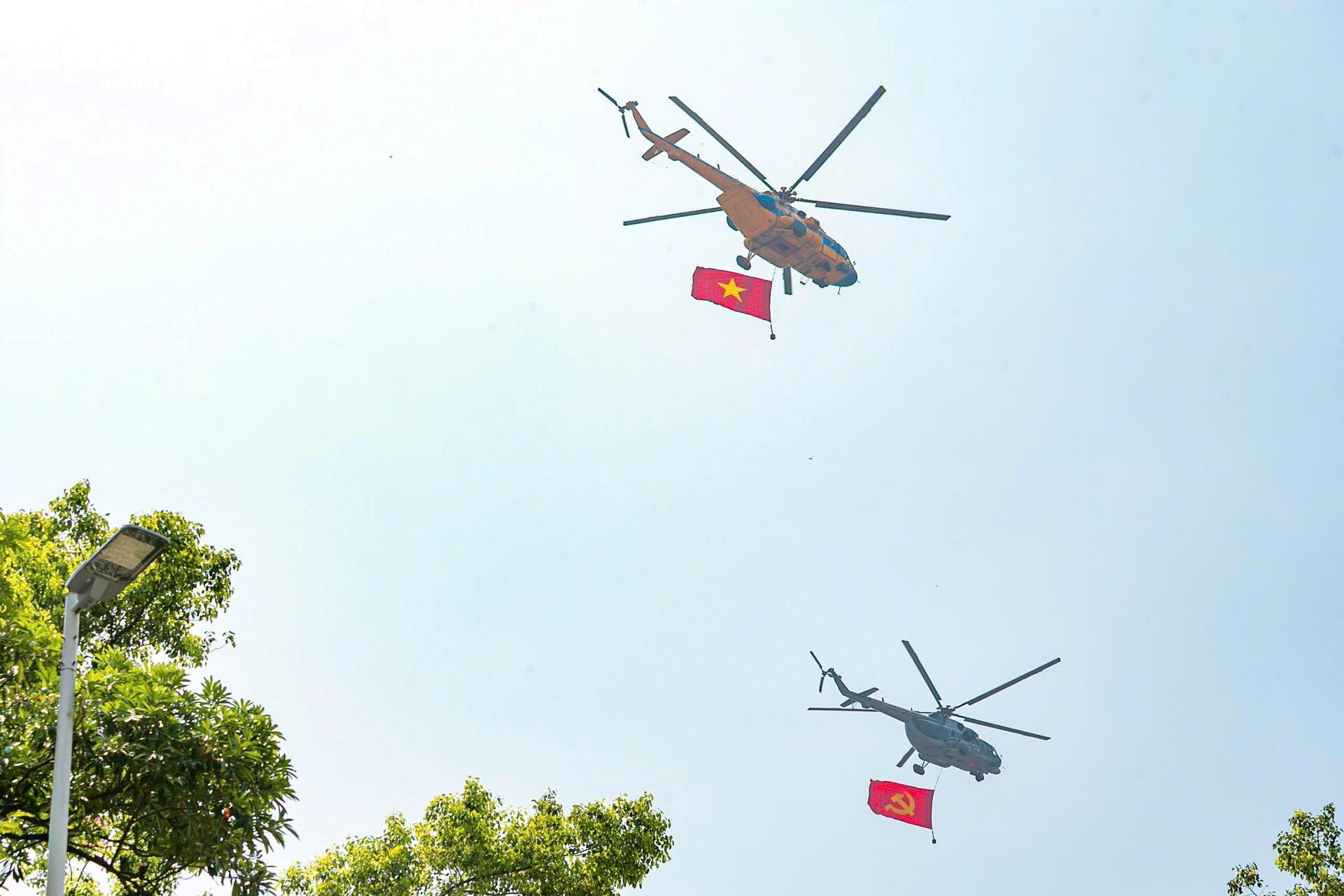 10 trực thăng kéo cờ Đảng, cờ Tổ quốc trên Quảng trường Ba Đình - 6