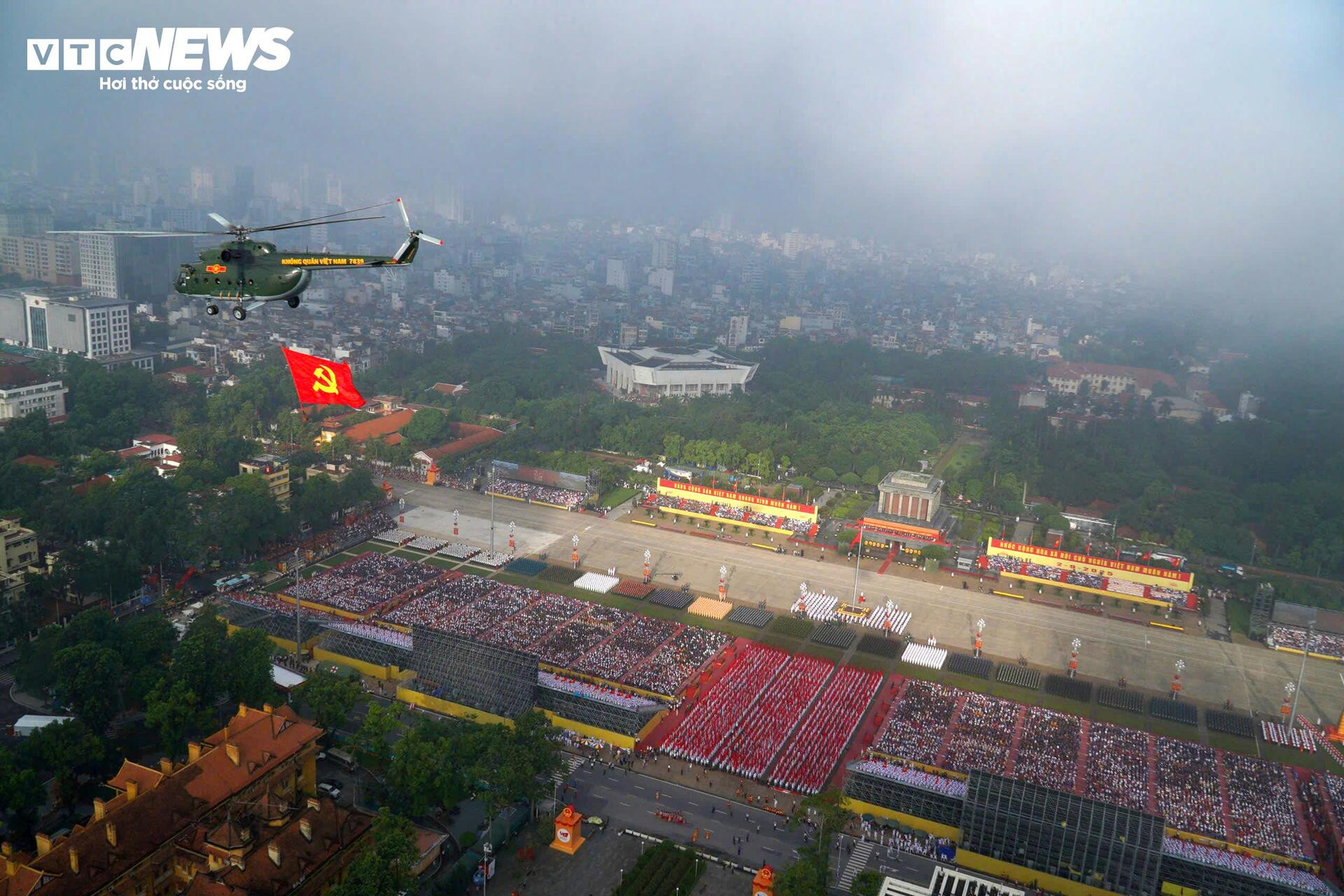 10 trực thăng kéo cờ Đảng, cờ Tổ quốc trên Quảng trường Ba Đình - 4