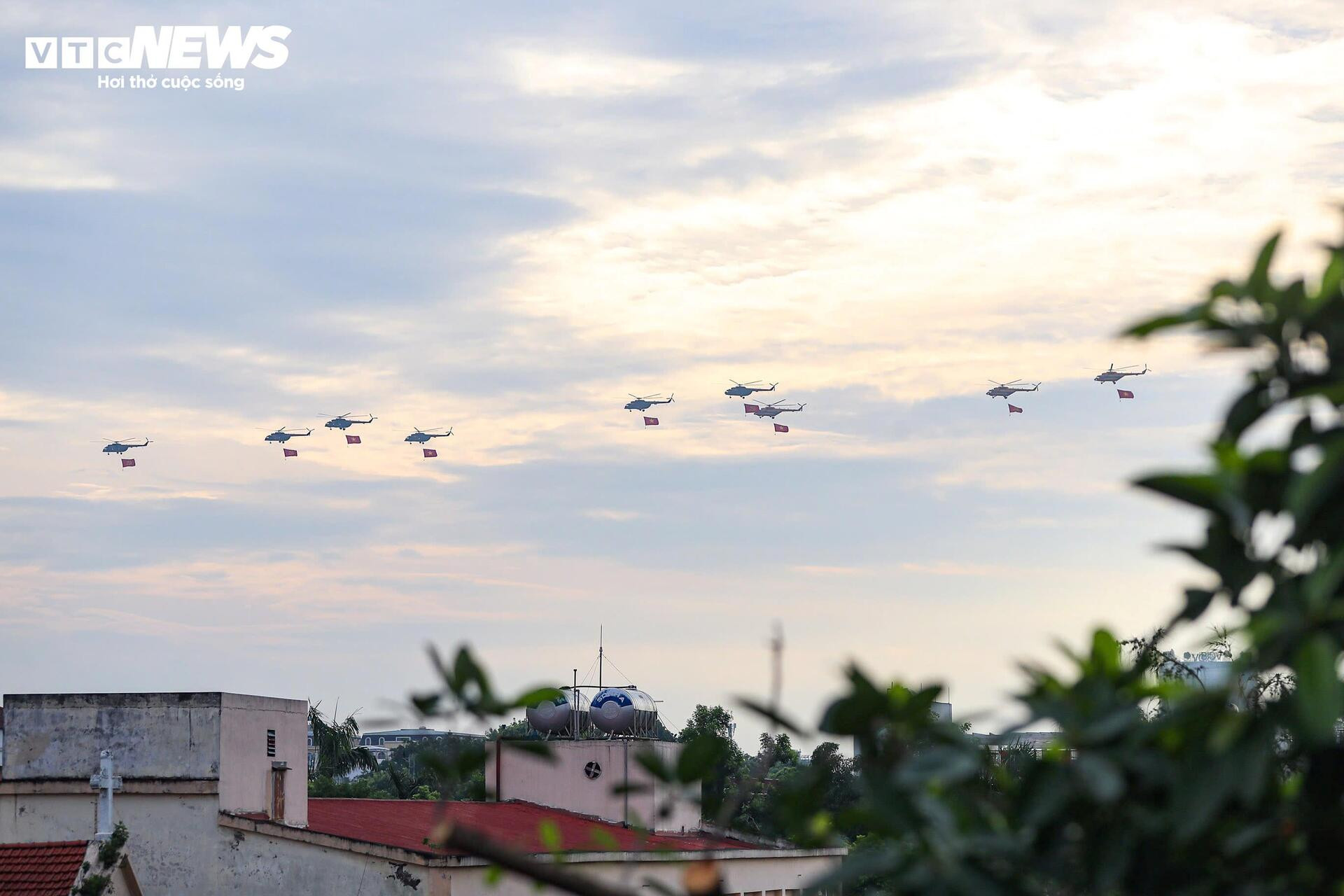 10 trực thăng kéo cờ Đảng, cờ Tổ quốc trên Quảng trường Ba Đình - 2