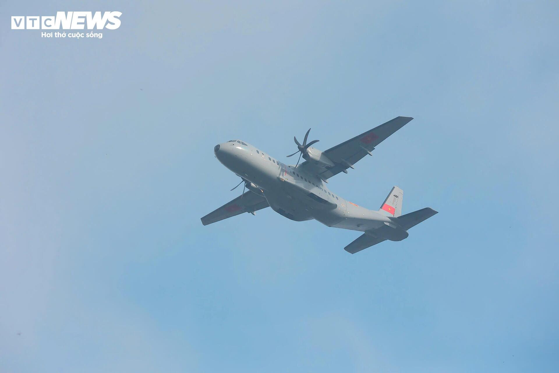 10 trực thăng kéo cờ Đảng, cờ Tổ quốc trên Quảng trường Ba Đình - 7