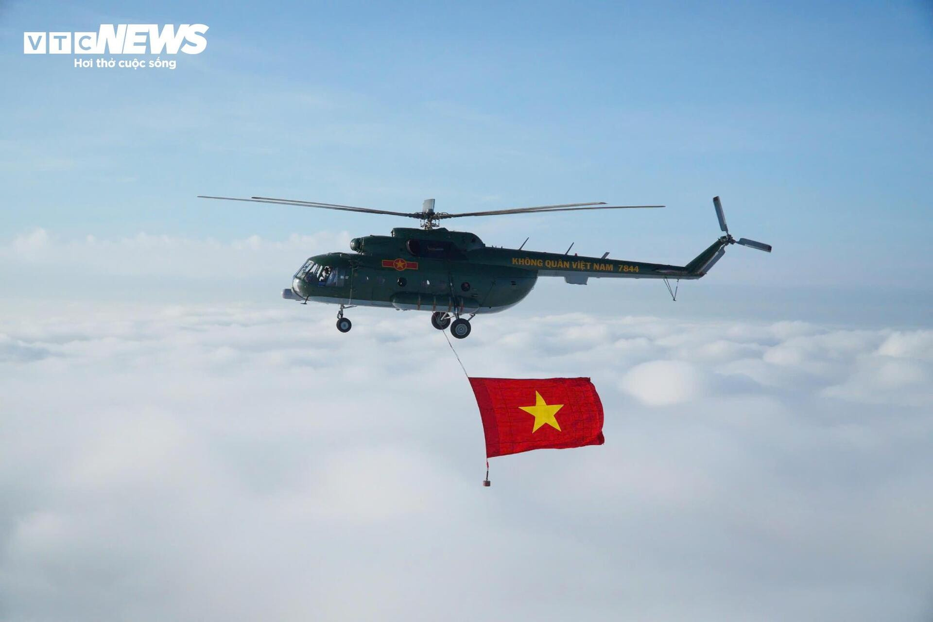 10 trực thăng kéo cờ Đảng, cờ Tổ quốc trên Quảng trường Ba Đình - 1