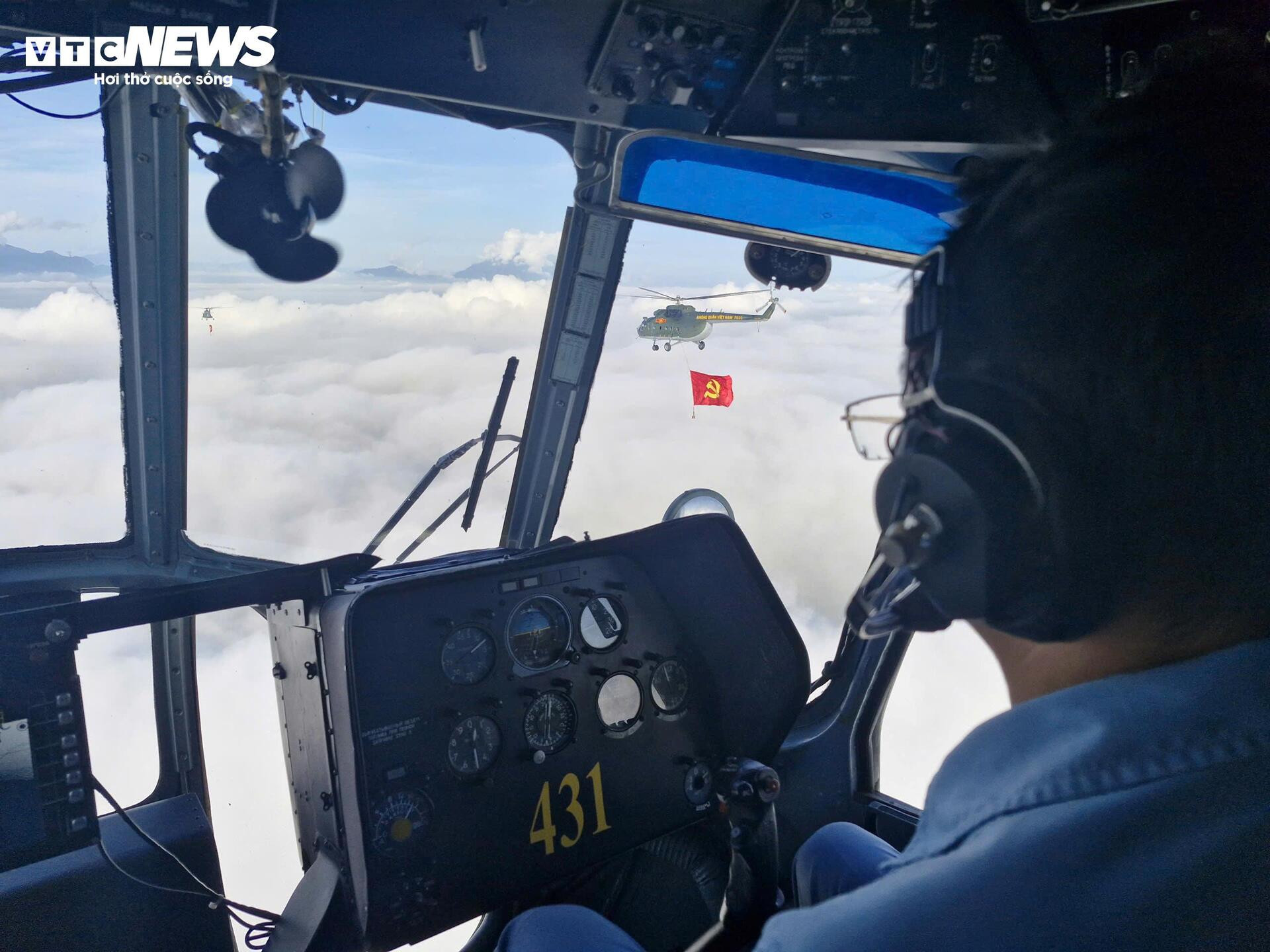 10 trực thăng kéo cờ Đảng, cờ Tổ quốc trên Quảng trường Ba Đình - 3