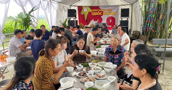 Cả xóm 150 người ở Ninh Bình dựng rạp, mổ bê tưng bừng liên hoan mừng 2/9