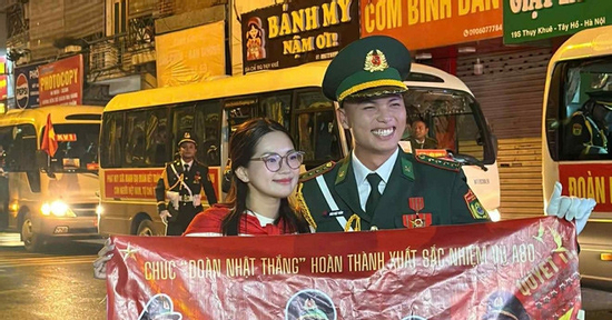 Cô gái vượt 1.600km, thức trắng đêm đợi gặp bạn trai chiến sĩ sau lễ diễu binh
