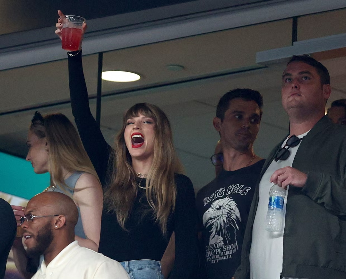 Dieu gi khien taylor swift cong khai het minh khi yeu travis kelce hinh anh 4