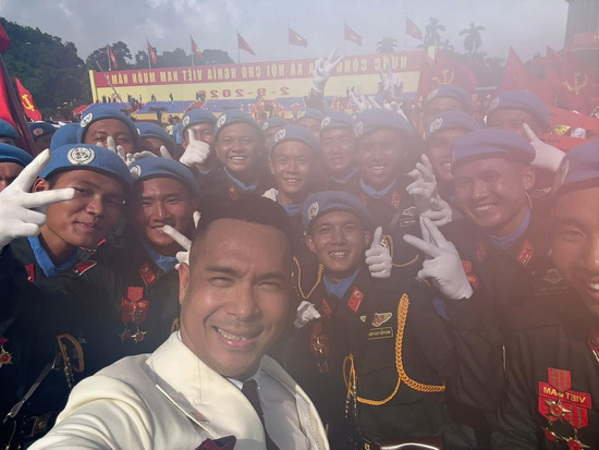 'Dở khóc dở cười' loạt ảnh selfie 'cháy khét' kỉ niệm diễu binh của Trương Thế Vinh