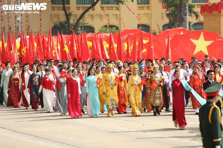 Sáng 2/9, Lễ diễu binh, diễu hành cấp Quốc gia kỷ niệm 80 năm Cách mạng Tháng Tám và Quốc khánh 2/9 (A80) diễn ra trang nghiêm tại Quảng trường Ba Đình, Hà Nội. Trong đó, Khối Văn hóa - Thể thao với sự góp mặt của hàng trăm nghệ sĩ từ Bắc vào Nam thu hút sự chú ý và cổ vũ nồng nhiệt từ đông đảo khán giả.