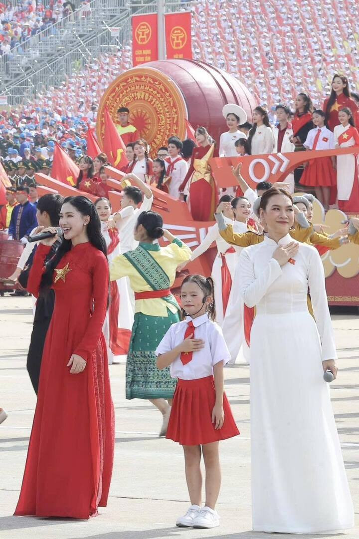 Hòa Minzy bày tỏ, việc được góp mặt biểu diễn tại Quảng trường Ba Đình trong lễ kỷ niệm 80 năm Quốc khánh là một kỷ niệm đáng tự hào, không chỉ của năm 2025 mà còn trong suốt hành trình sự nghiệp của cô.