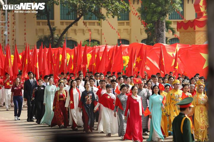 Trong không khí trang nghiêm tại Quảng trường Ba Đình, sự hiện diện của nhiều gương mặt quen thuộc từ nghệ sĩ gạo cội đến các ngôi sao trẻ đã tạo nên một điểm nhấn đầy ấn tượng. 80 nghệ sĩ tiêu biểu được Ban tổ chức lựa chọn đều là những người có đóng góp nổi bật, được công chúng mến mộ.