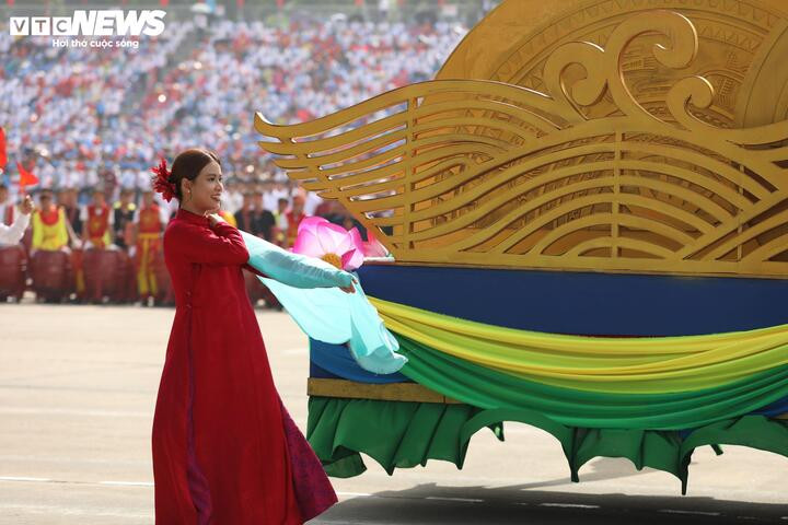 Sự góp mặt của rapper Đen Vâu, Hoàng Thùy Linh, Tăng Duy Tân, Mono, Đức Phúc… đã mang đến làn gió trẻ trung, khẳng định sức ảnh hưởng mạnh mẽ của nghệ thuật đương đại trong đời sống giới trẻ.