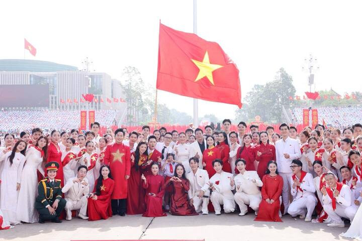 Hình ảnh những nghệ sĩ thuộc nhiều thế hệ cùng sải bước trên Quảng trường Ba Đình, hòa giọng trong các tiết mục nghệ thuật, đã trở thành dấu ấn khó phai trong lòng khán giả.