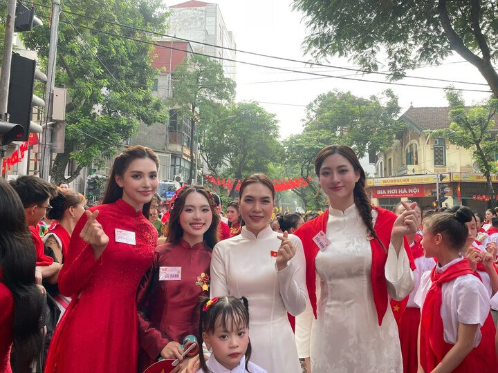 Hoa hậu Tiểu Vy chia sẻ, việc được vinh dự góp mặt trong khối diễu hành kỷ niệm 80 năm Quốc khánh 2/9 là một kỷ niệm đáng nhớ và tràn đầy tự hào đối với cô.