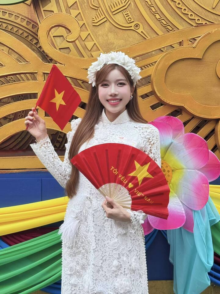 Nữ ca sĩ Trang Pháp xúc động tâm sự: “Tôi từng hứa với bố mẹ làm nghệ thuật tử tế, đàng hoàng. Được đứng trên sân khấu trong sự kiện của Tổ quốc hôm nay, tôi tin gia đình sẽ tự hào khi thấy tôi góp một phần nhỏ bé vào sự kiện trọng đại của đất nước”.