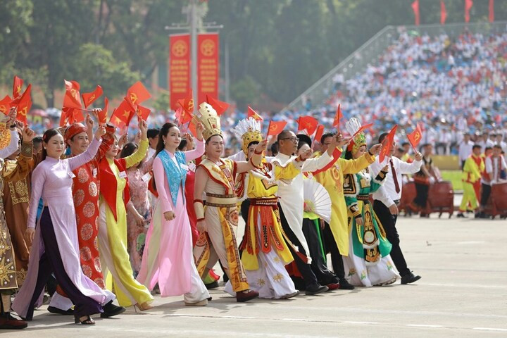 Sự kết hợp giữa các thế hệ, từ gạo cội đến trẻ trung, tạo nên một bức tranh nghệ thuật đa sắc màu, vừa tôn vinh truyền thống, vừa mang hơi thở hiện đại.