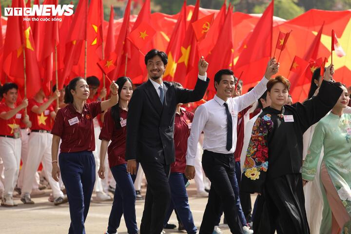 Tham gia diễu hành, mỗi nghệ sĩ đều mang theo niềm xúc động riêng. Rapper Đen Vâu chia sẻ, anh biết ơn sâu sắc các thế hệ đi trước và cảm thấy tự hào khi được đóng góp một phần nhỏ bé vào sự kiện trọng đại. Anh coi đây là dịp đặc biệt để lan tỏa tinh thần yêu nước, trách nhiệm công dân và khẳng định đây là trải nghiệm không thể quên trong đời nghệ sĩ.