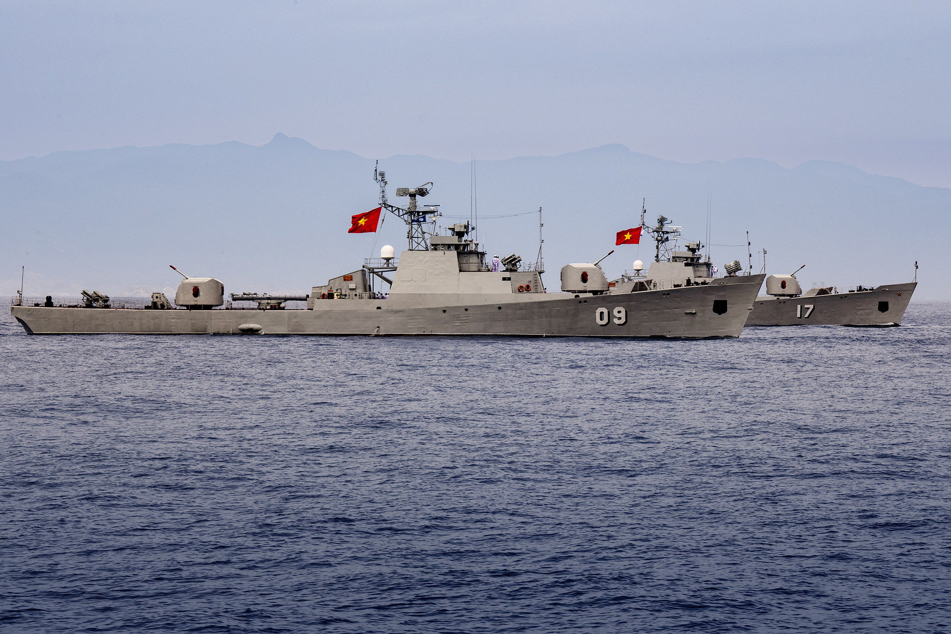 Hùng tráng tàu ngầm, tàu hộ vệ tên lửa phô diễn sức mạnh diễu binh trên biển - 9