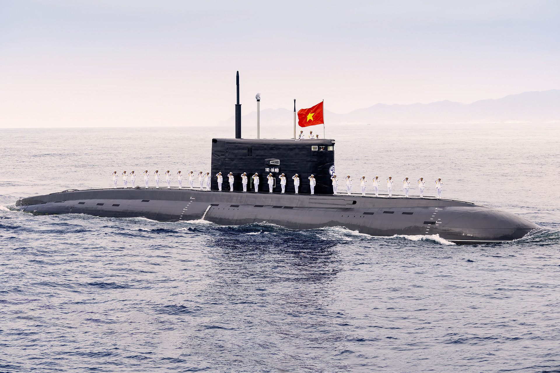 Hùng tráng tàu ngầm, tàu hộ vệ tên lửa phô diễn sức mạnh diễu binh trên biển - 7