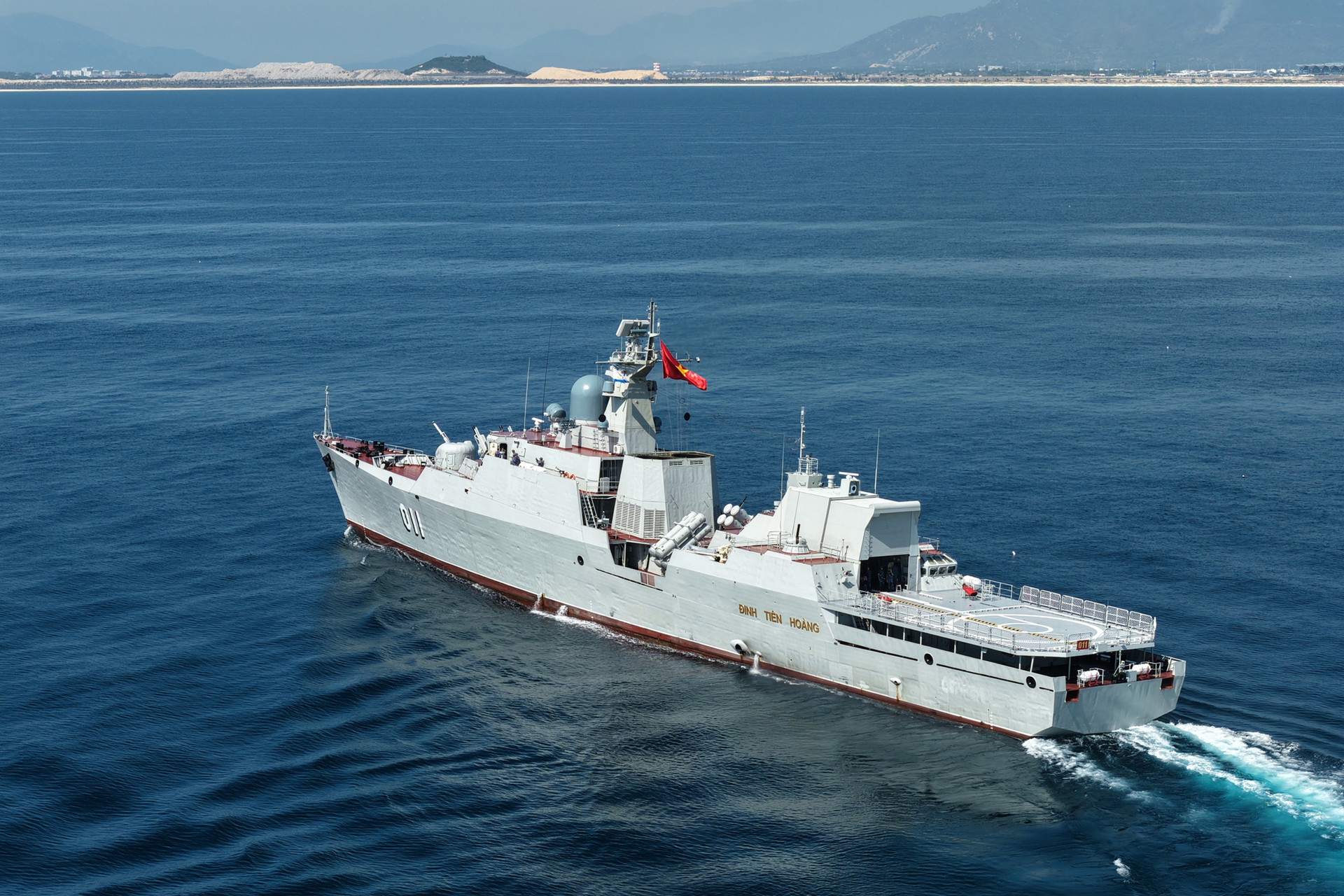 Hùng tráng tàu ngầm, tàu hộ vệ tên lửa phô diễn sức mạnh diễu binh trên biển - 11