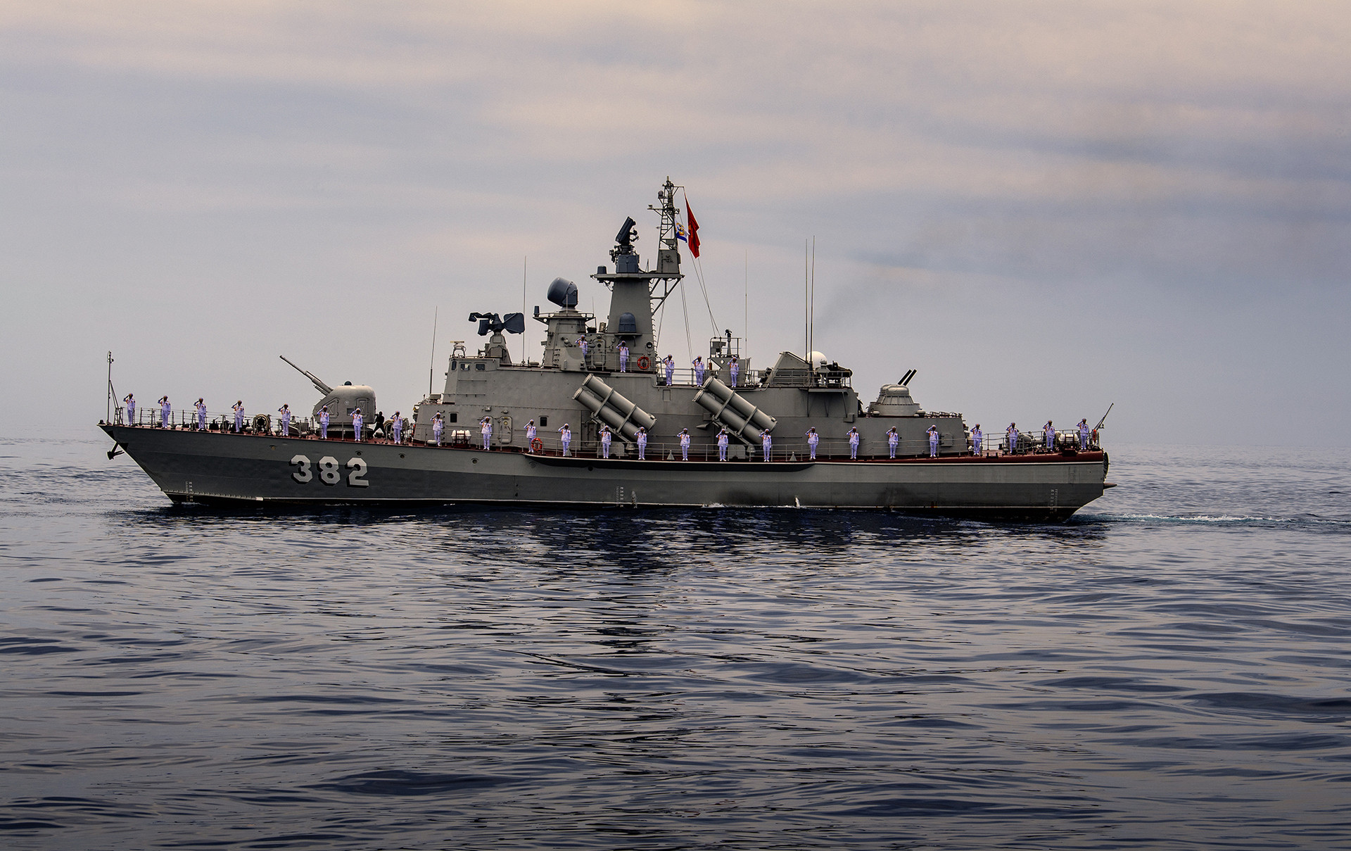 Hùng tráng tàu ngầm, tàu hộ vệ tên lửa phô diễn sức mạnh diễu binh trên biển - 12