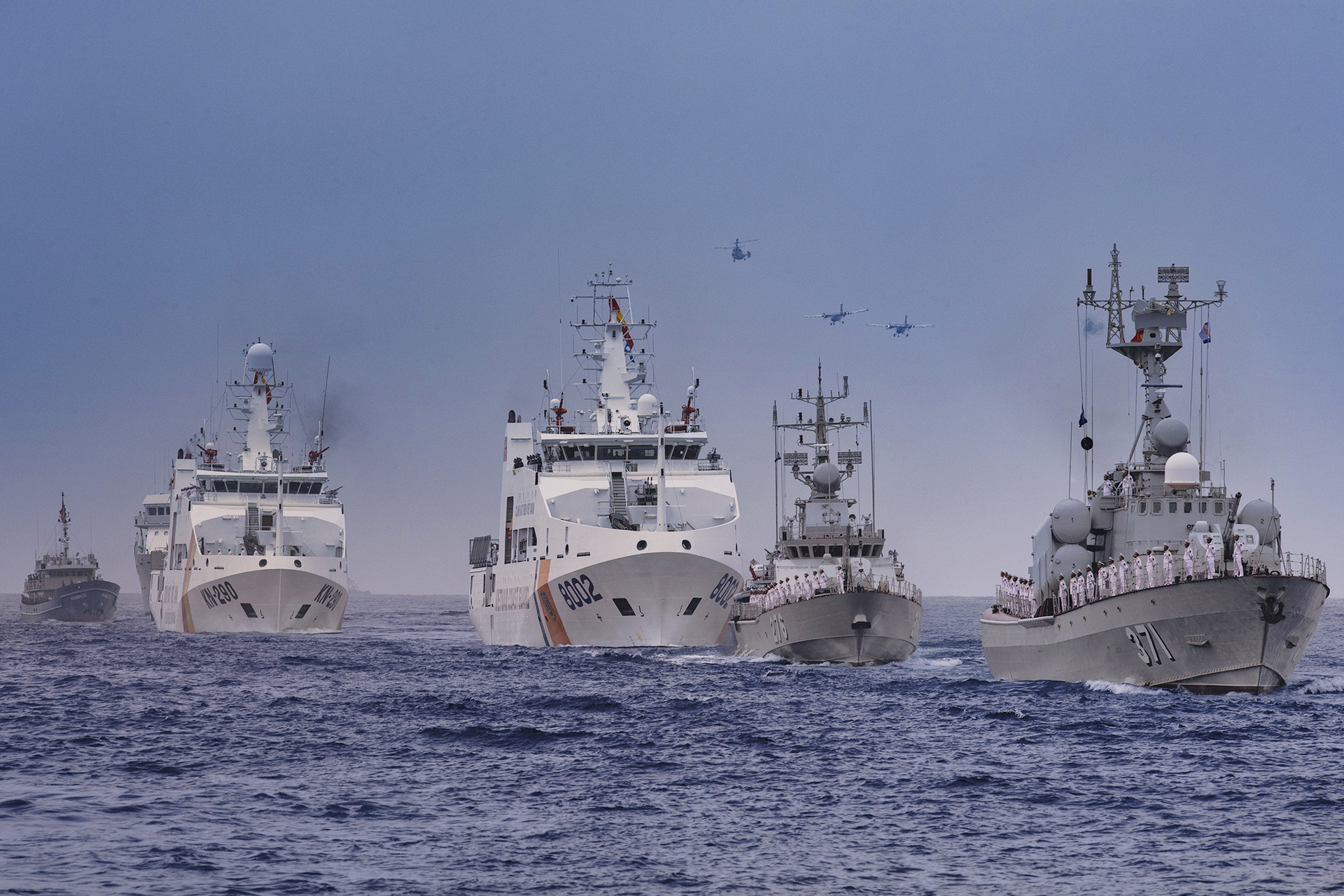 Hùng tráng tàu ngầm, tàu hộ vệ tên lửa phô diễn sức mạnh diễu binh trên biển - 3