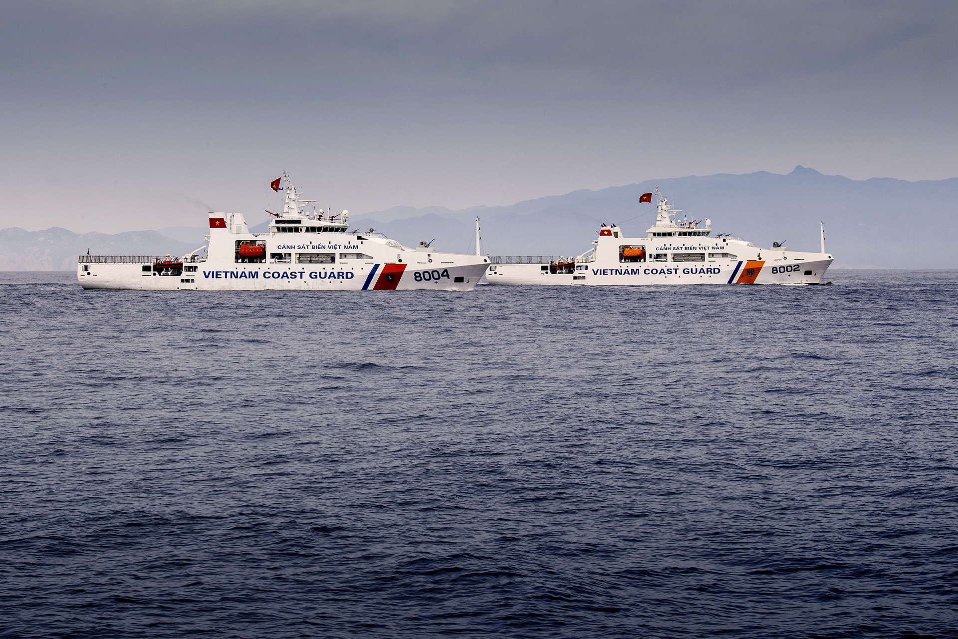 Hùng tráng tàu ngầm, tàu hộ vệ tên lửa phô diễn sức mạnh diễu binh trên biển - 15