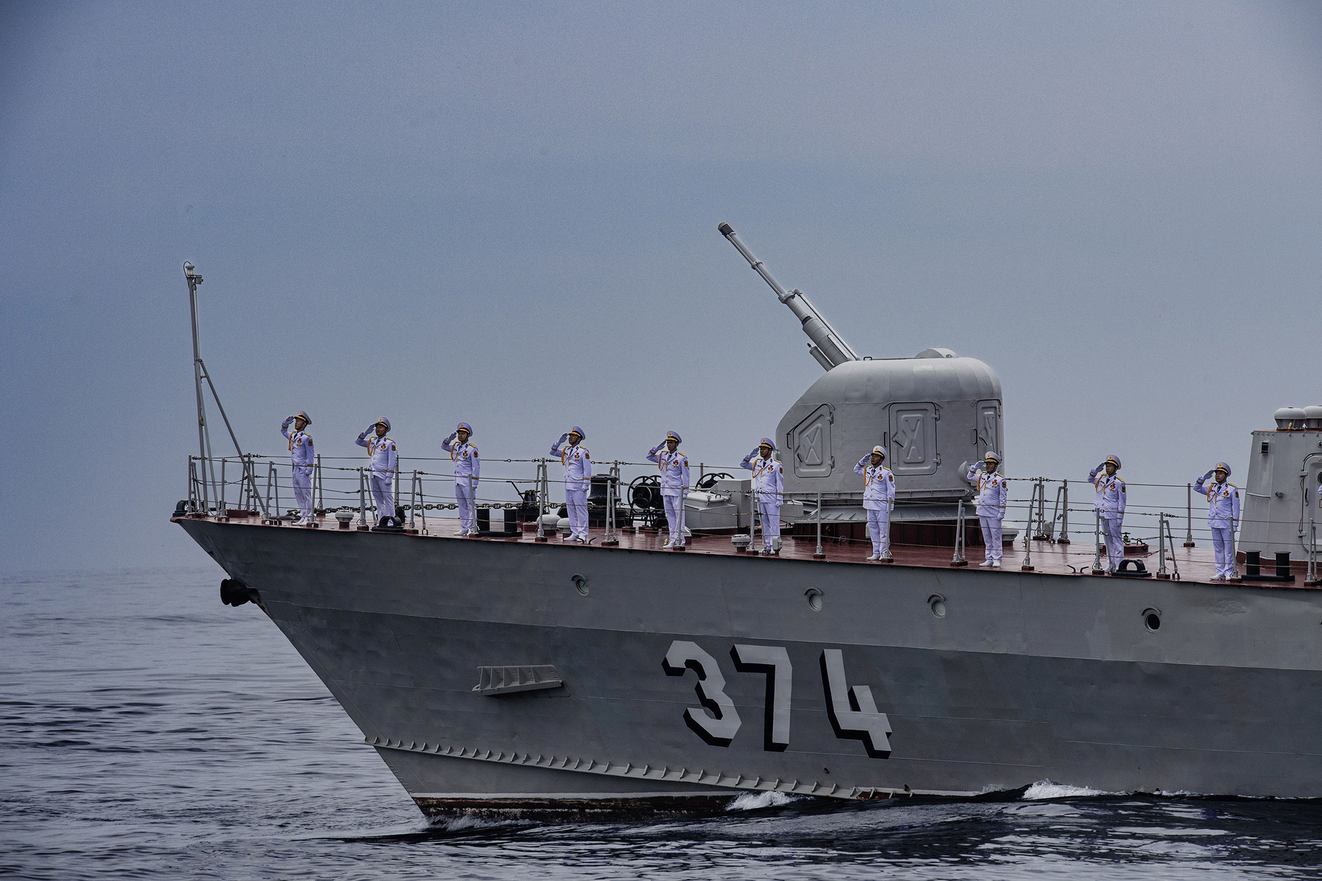 Hùng tráng tàu ngầm, tàu hộ vệ tên lửa phô diễn sức mạnh diễu binh trên biển - 13
