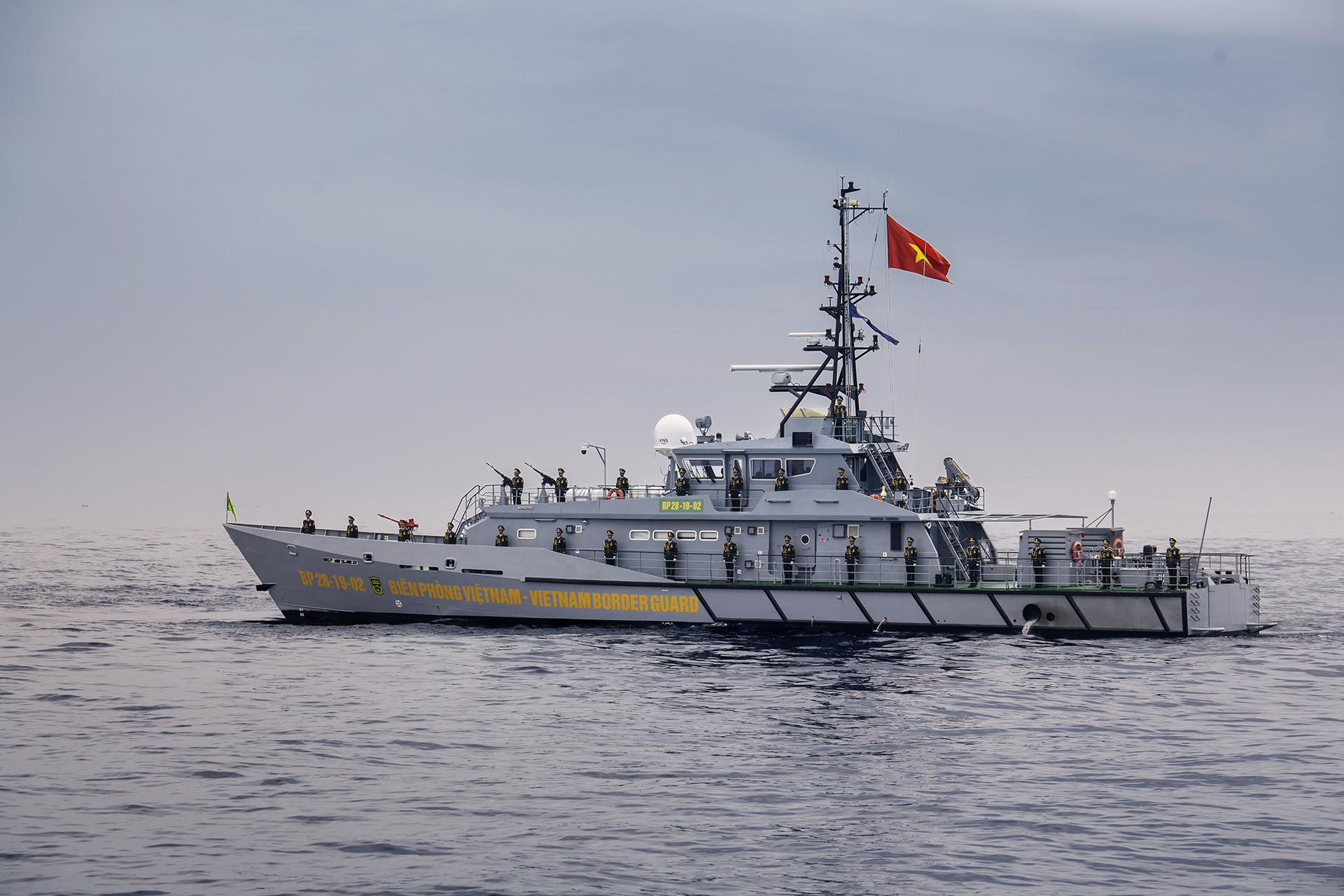 Hùng tráng tàu ngầm, tàu hộ vệ tên lửa phô diễn sức mạnh diễu binh trên biển - 17