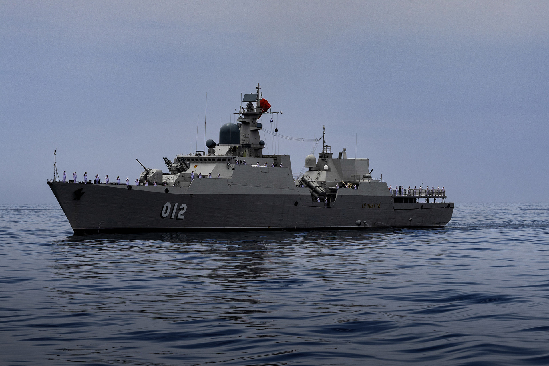 Hùng tráng tàu ngầm, tàu hộ vệ tên lửa phô diễn sức mạnh diễu binh trên biển - 10