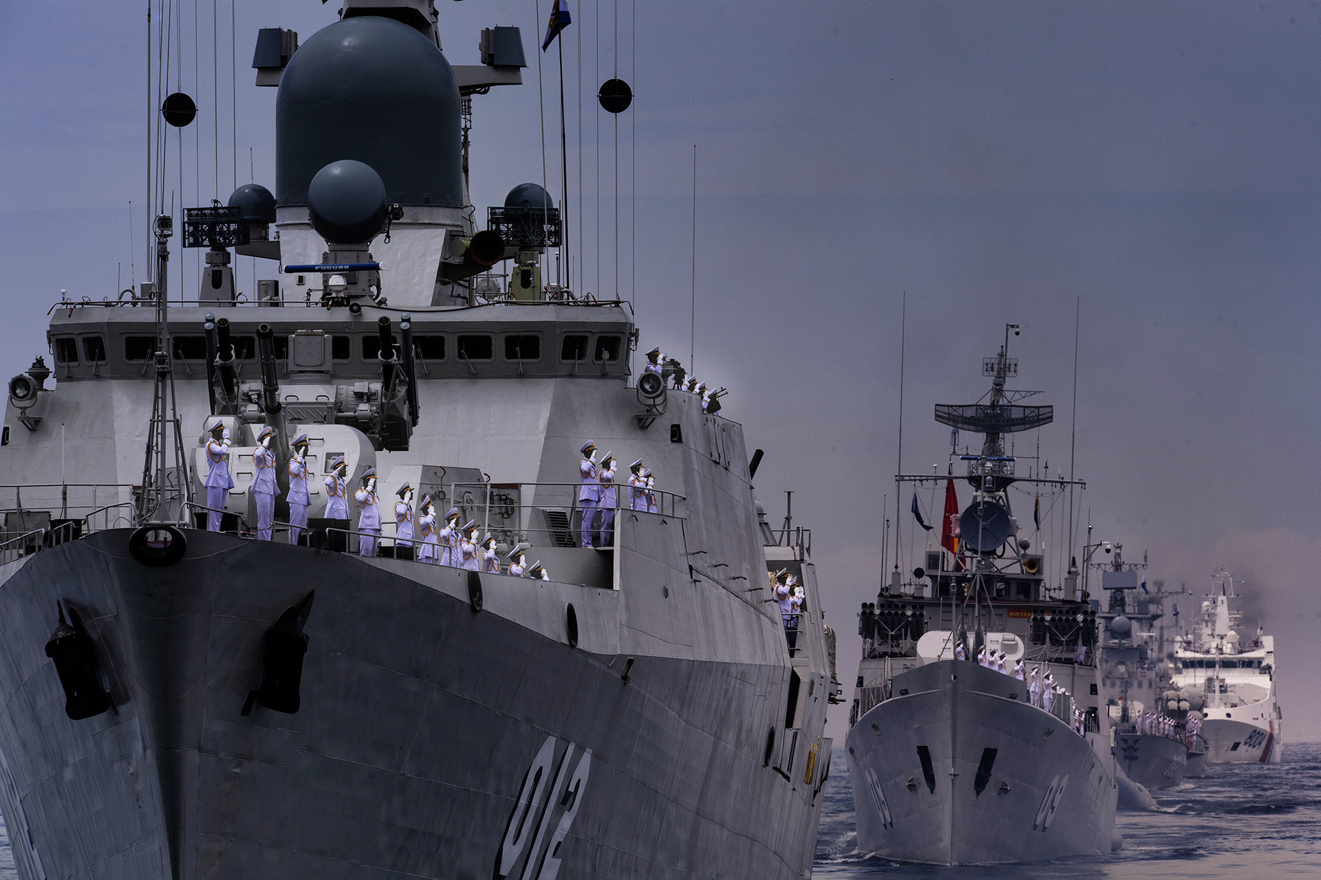 Hùng tráng tàu ngầm, tàu hộ vệ tên lửa phô diễn sức mạnh diễu binh trên biển - 18