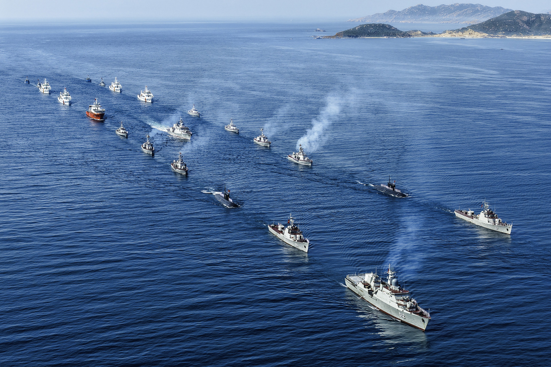 Hùng tráng tàu ngầm, tàu hộ vệ tên lửa phô diễn sức mạnh diễu binh trên biển - 2