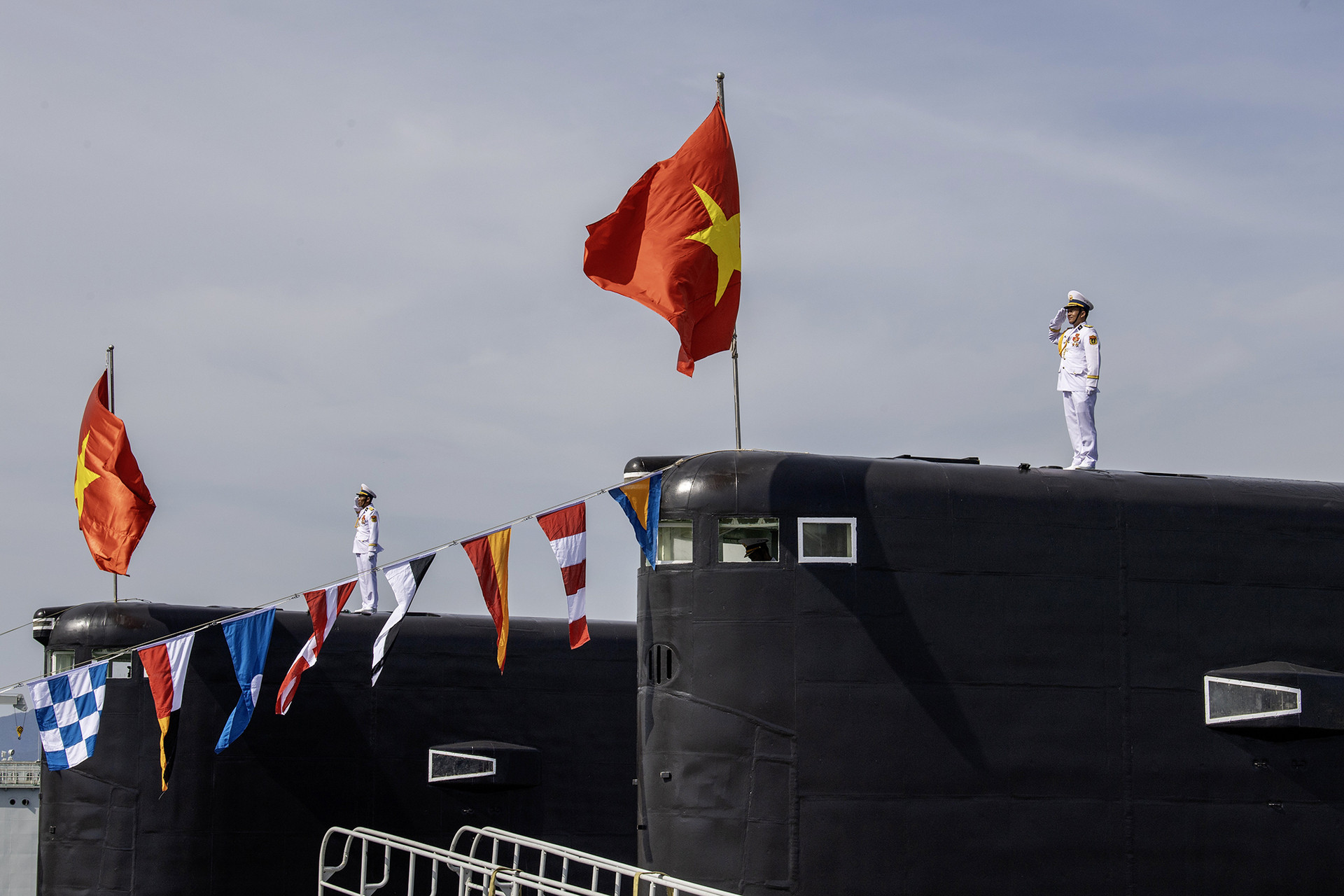 Hùng tráng tàu ngầm, tàu hộ vệ tên lửa phô diễn sức mạnh diễu binh trên biển - 8