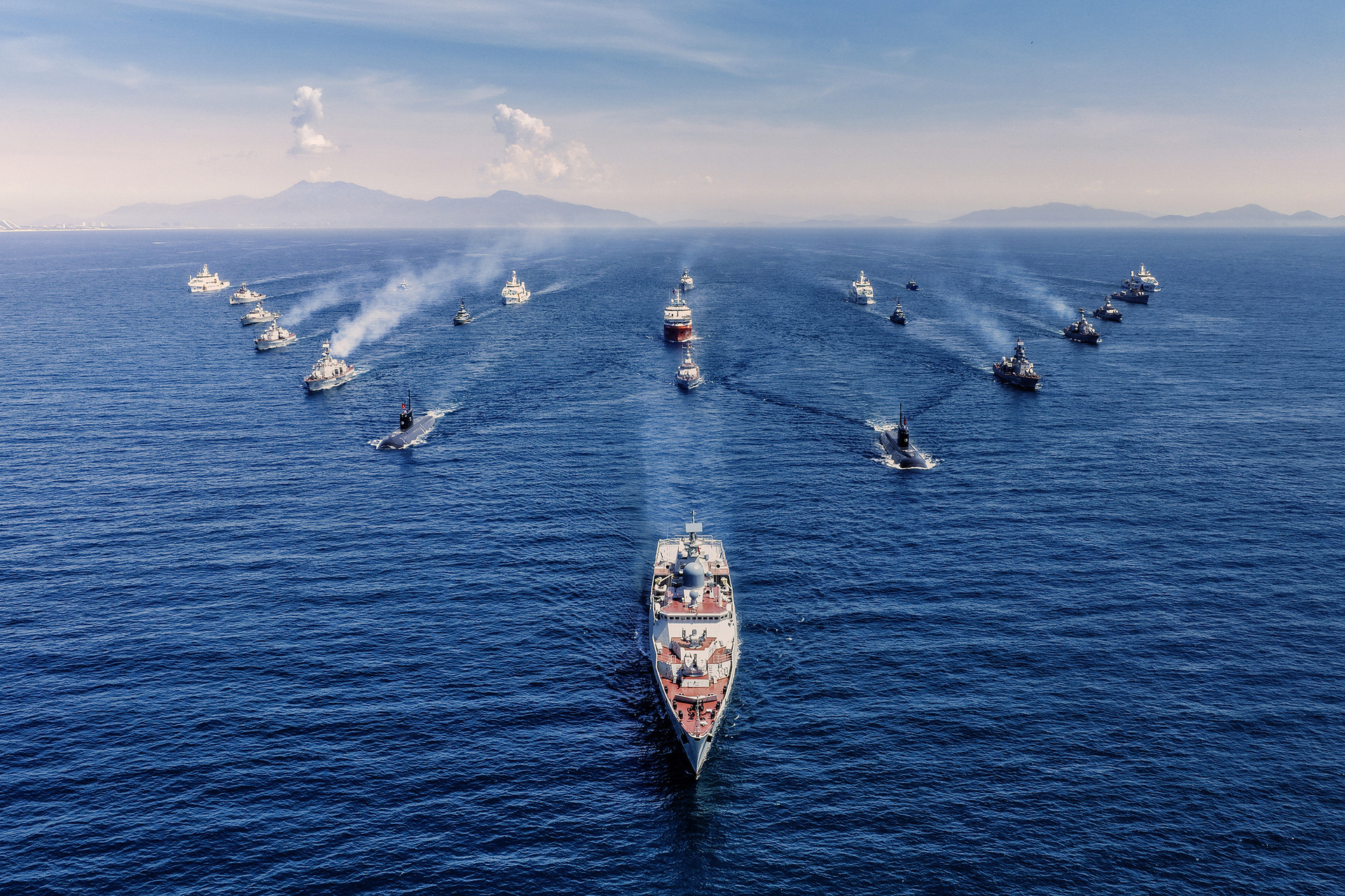 Hùng tráng tàu ngầm, tàu hộ vệ tên lửa phô diễn sức mạnh diễu binh trên biển - 1