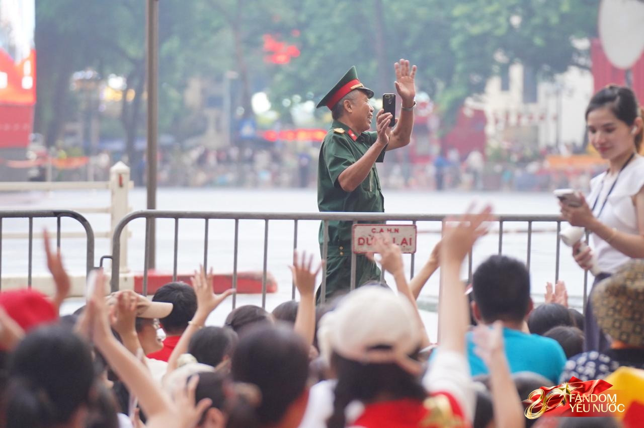 Khoảnh khắc xúc động khi các cựu chiến binh tiến vào khu vực ưu tiên: