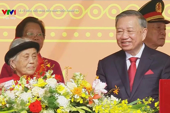 Thân thế đặc biệt của cụ bà 87 tuổi ngồi cạnh Tổng bí thư Tô Lâm tại lễ diễu binh ngày 2/9