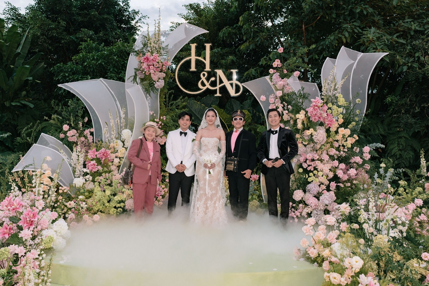 Đám cưới cổ tích của Hồ Quang Hiếu và bà xã kém 17 tuổi dàn sao khủng Vbiz góp mặt