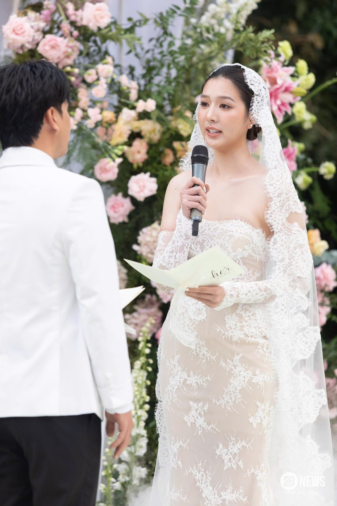 Đám cưới cổ tích của Hồ Quang Hiếu và bà xã kém 17 tuổi dàn sao khủng Vbiz góp mặt