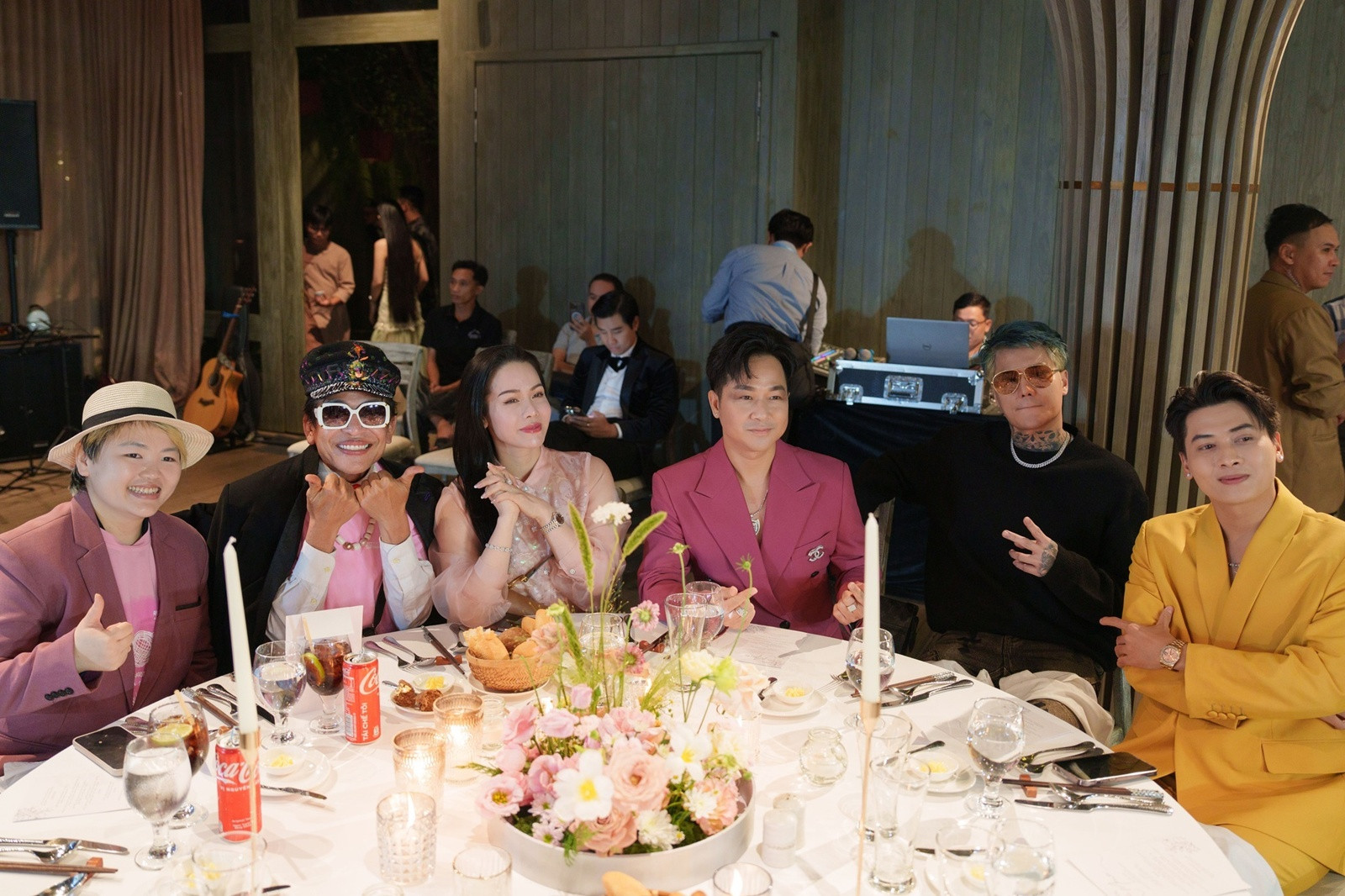 Đám cưới cổ tích của Hồ Quang Hiếu và bà xã kém 17 tuổi dàn sao khủng Vbiz góp mặt