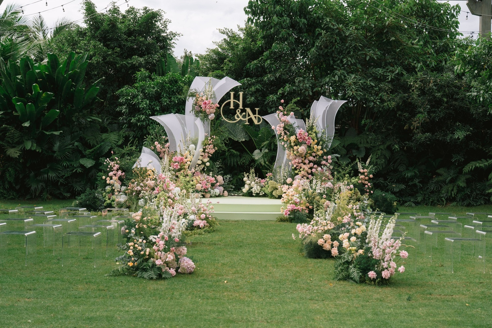 Đám cưới cổ tích của Hồ Quang Hiếu và bà xã kém 17 tuổi dàn sao khủng Vbiz góp mặt