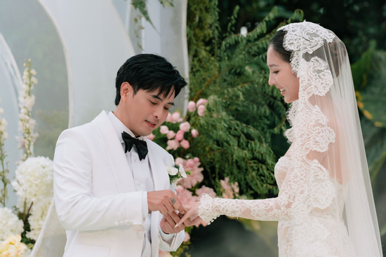 Đám cưới cổ tích của Hồ Quang Hiếu và bà xã kém 17 tuổi, dàn sao khủng Vbiz góp mặt