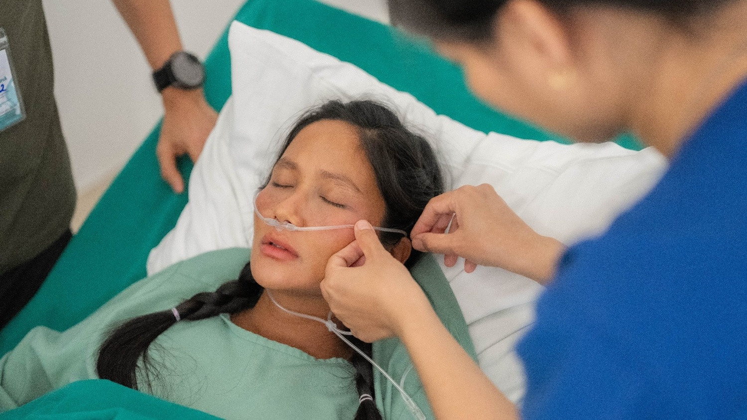 HHen Niê sinh con đầu lòng ông xã bật khóc vì hạnh phúc