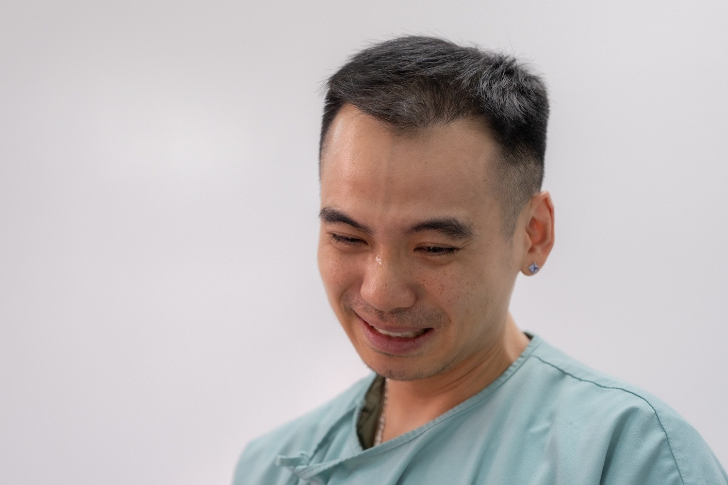 HHen Niê sinh con đầu lòng ông xã bật khóc vì hạnh phúc