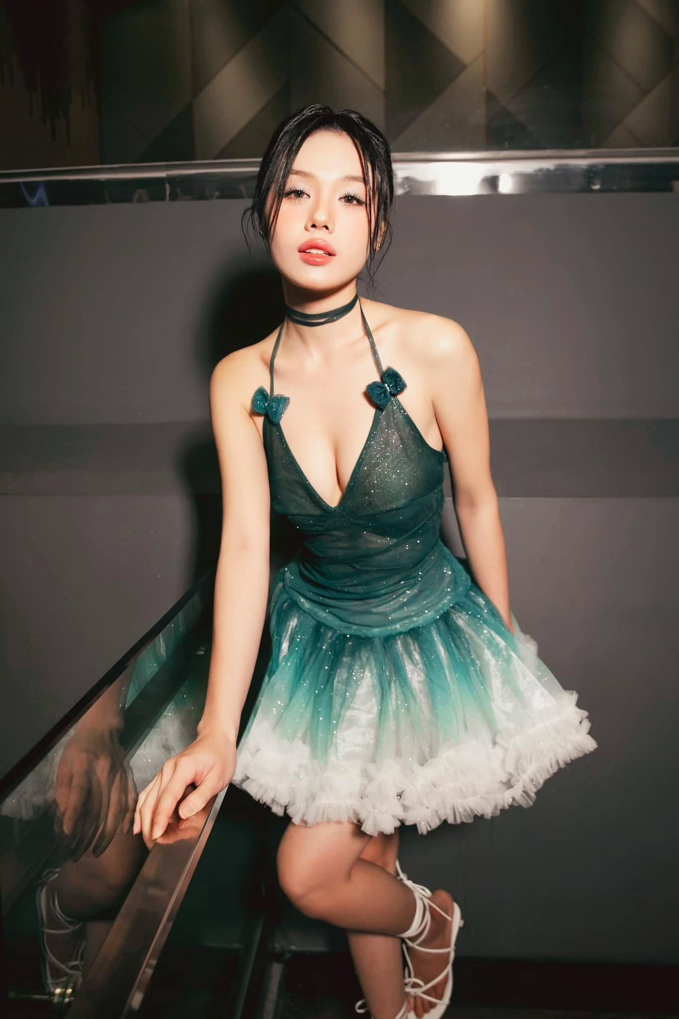 Hình ảnh đời thường quyến rũ của nữ tiếp viên đang hot trong Tử Chiến Trên Không