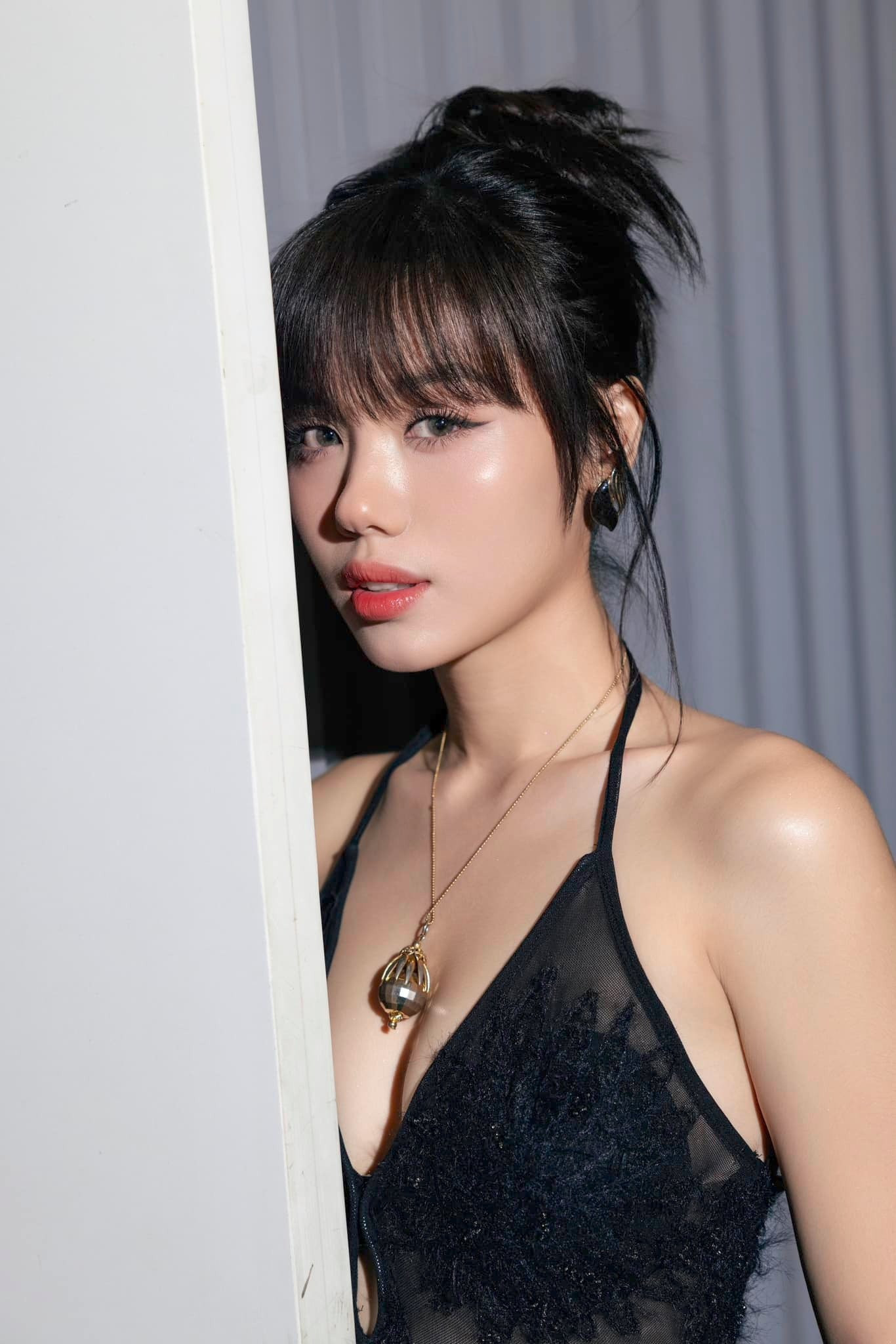 Hình ảnh đời thường quyến rũ của nữ tiếp viên đang hot trong Tử Chiến Trên Không