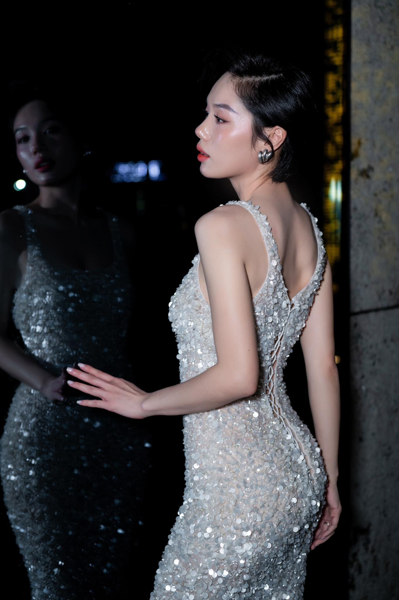 Hình ảnh đời thường quyến rũ của nữ tiếp viên đang hot trong Tử Chiến Trên Không