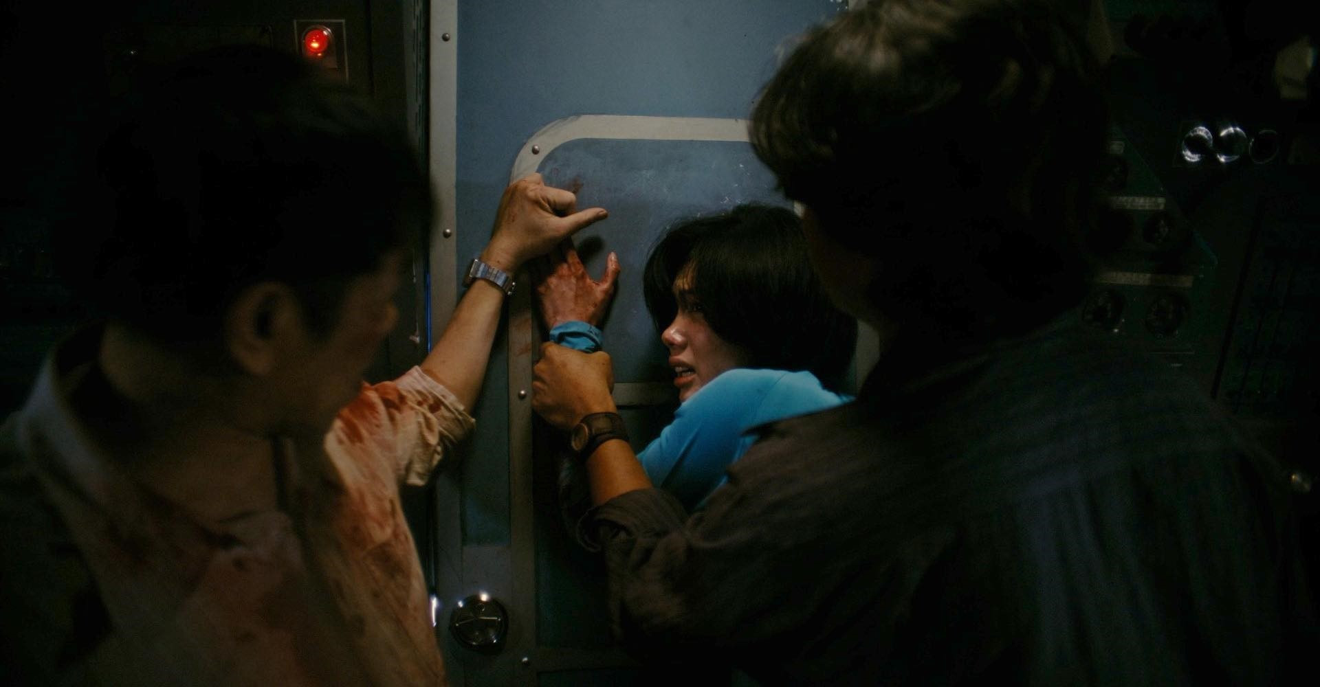 Hình ảnh đời thường quyến rũ của nữ tiếp viên đang hot trong Tử Chiến Trên Không