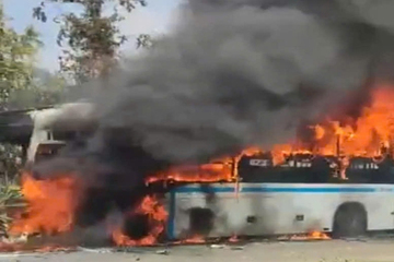 Xe giường nằm bất ngờ cháy ngùn ngụt trên quốc lộ, hành khách hoảng loạn