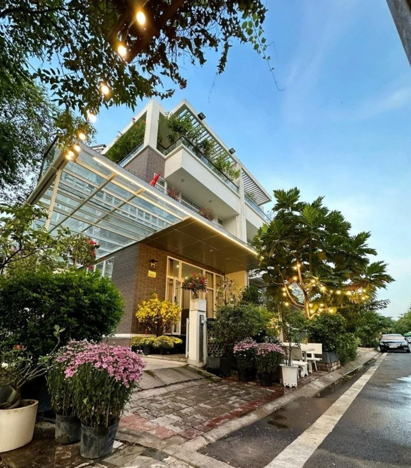 Á hậu đình đám Vbiz khoe ảnh kỷ niệm 25 năm ngày cưới nhan sắc xứng đáng cực phẩm