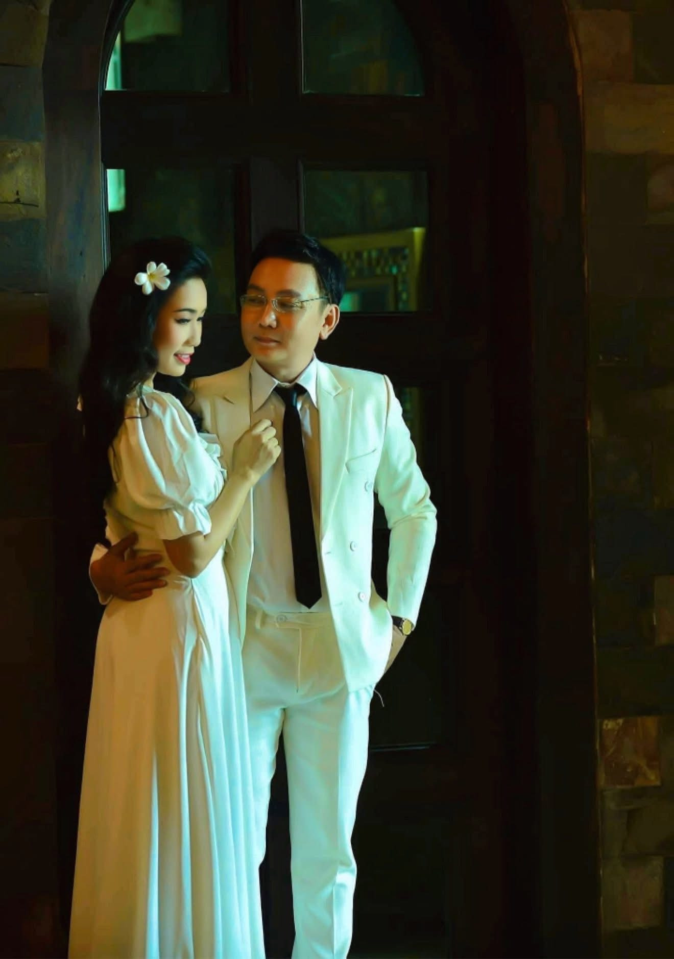 Á hậu đình đám Vbiz khoe ảnh kỷ niệm 25 năm ngày cưới nhan sắc xứng đáng cực phẩm